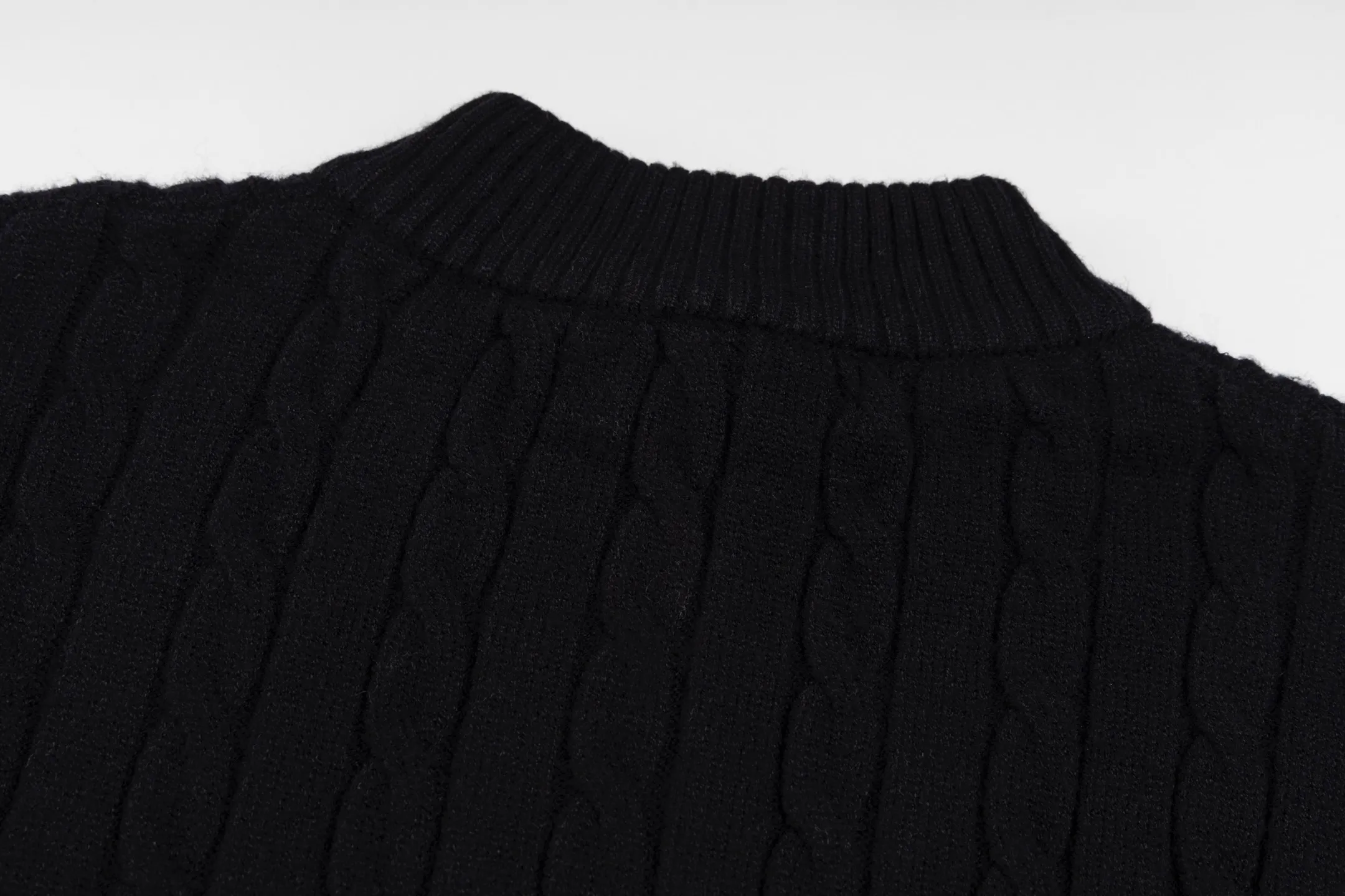 P240 Style No. B112 Raff half-zip twist embroidered knitted round neck sweater Official website counter consistent sweater High-elasticity imitation rabbit fur core-spun yarn fine knitted fabric Customized original lettering mold half-open zipper Popular Internet celebrity versatile OS version can be worn up to about 180 pounds Imported machine textile takes a month to match the sweater Three standards are complete Customized accessories Matching version Same style for men and women Colour: Gray Black Size: S M L XL Manual measurement error of about 1-3cm is normal